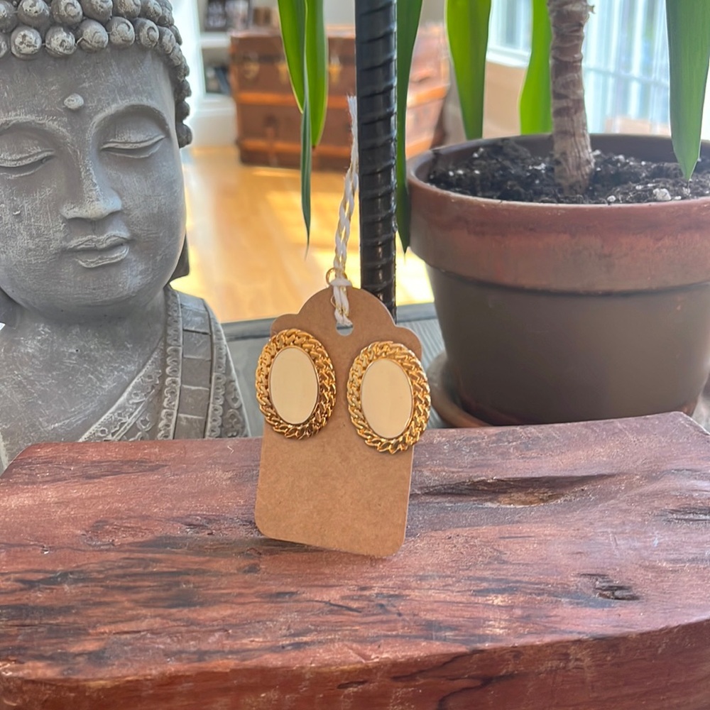 Vintage gold rope ivory oval earrings!